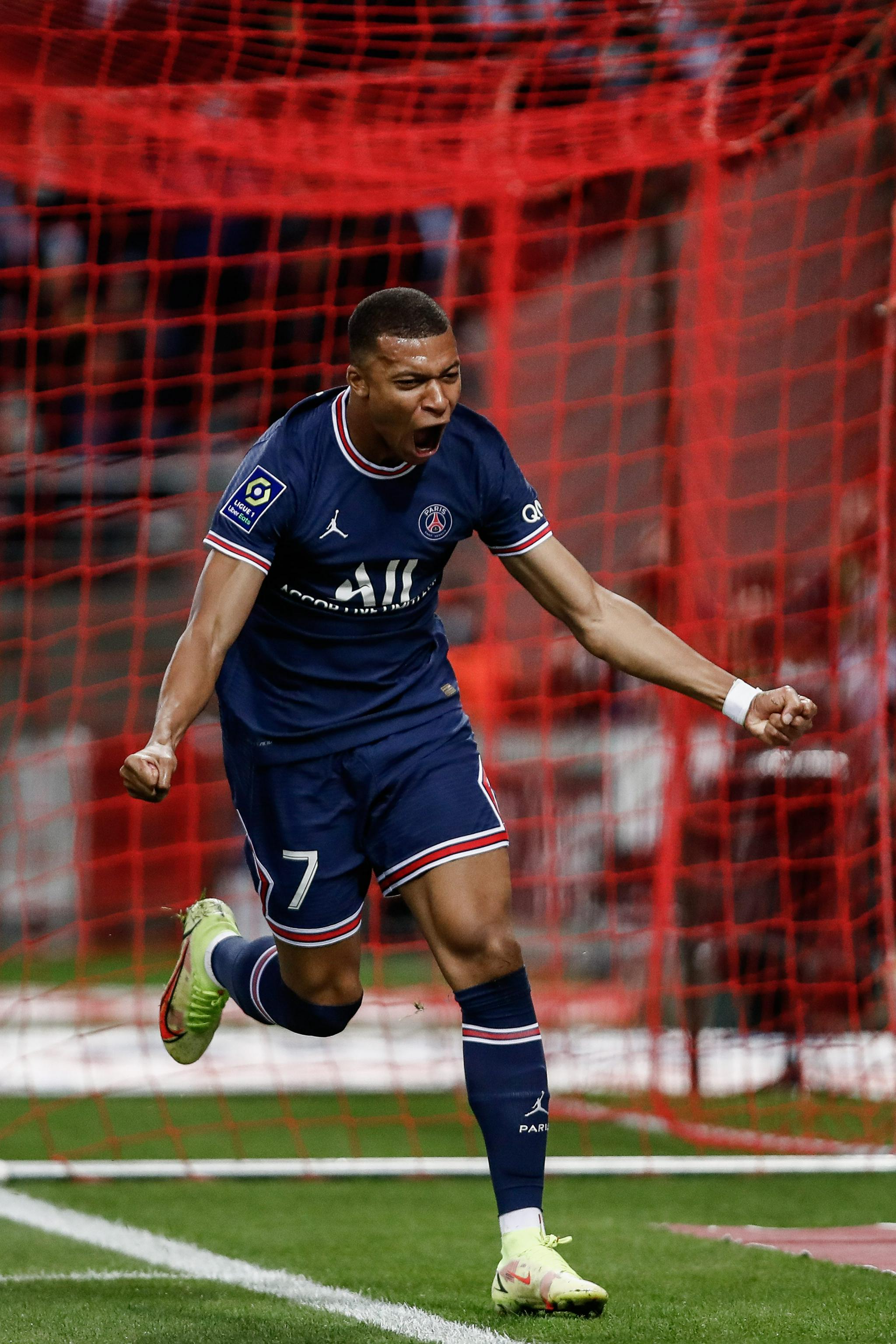 德天空：拜仁与基亚拉续约谈判已有进展，他在俱乐部计划中（德媒：拜仁与基亚拉续约谈判取得进展，已纳入俱乐部规划）