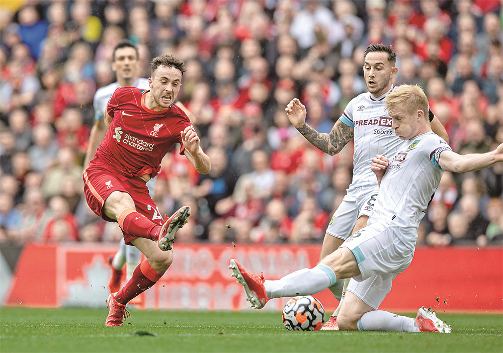 差点成为罪人，马尔基尼奥斯决赛下半场送点+面对绝杀良机“解围”（马尔基尼奥斯险成罪人：决赛下半场送点，绝杀良机却成“解围”）