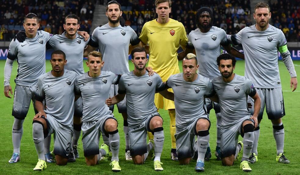 传统环节，利物浦全队戴圣诞帽在训练场拍大合照（利物浦延续传统 全队戴圣诞帽训练场大合影）