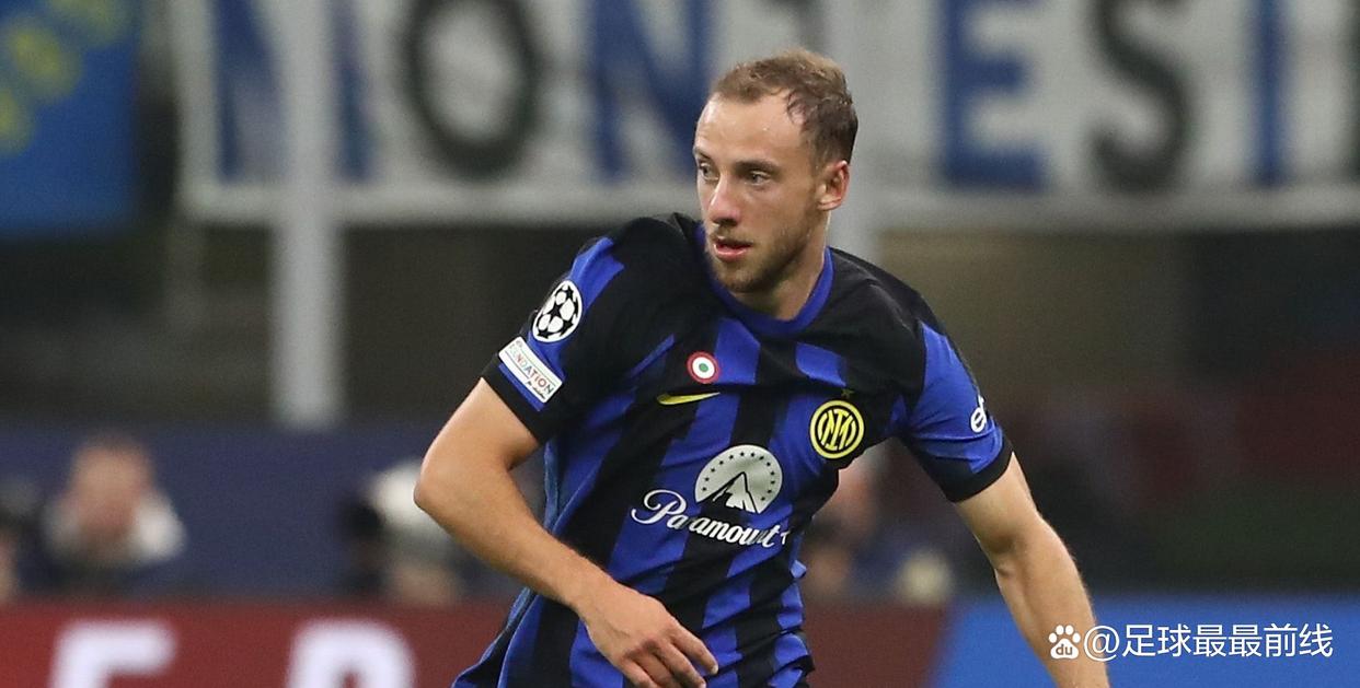 助罗马升至意甲榜首，斯维拉尔达成罗马生涯100场里程碑（斯维拉尔迎罗马第100战，助球队登顶意甲榜首）