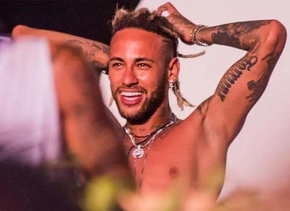 同一天绝代双骄各进一球！以下是媒体对C罗和梅西的...（同日建功！C罗与梅西各下一城，媒体热议）