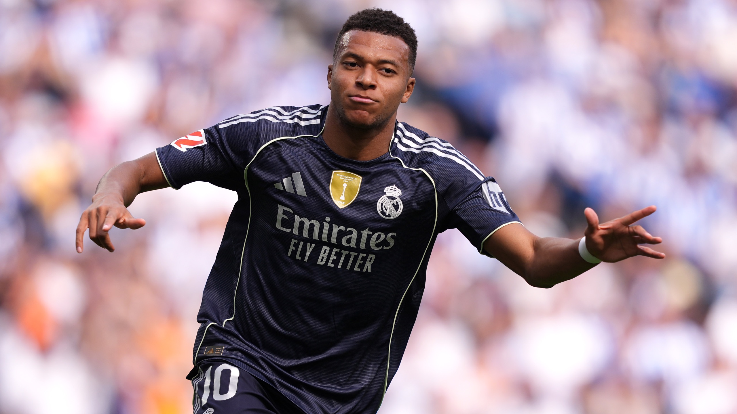 刘若钒本赛季从三镇自由身加盟海港，贡献5球6助攻（刘若钒本赛季以自由身从三镇转投海港，交出5球6助攻）