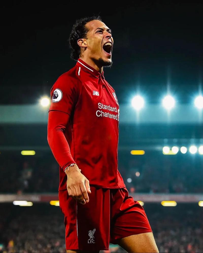 中超赛场争议判罚：VAR判罚引发热议,（中超再起争议：VAR判决掀起热议）