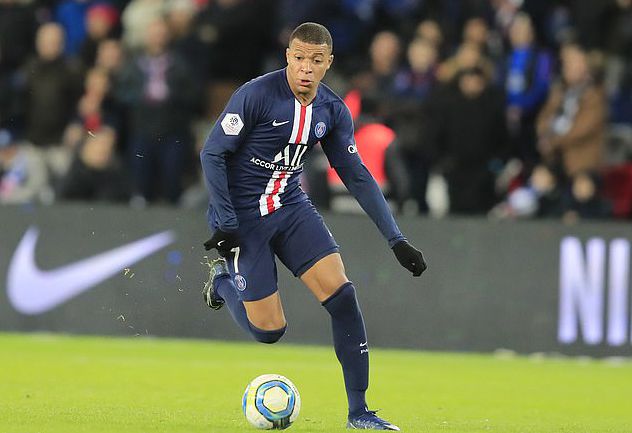 前锋关键时刻进球锁定胜利（前锋关键一击定胜局）