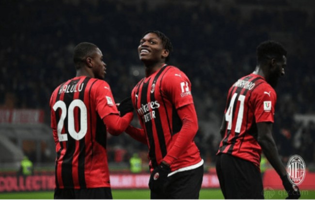 苏超冠军泰州队主教练莅临指导学校足球队员垫球运球技术！（苏超冠军泰州队主帅走进校园，亲授垫球与运球技巧）