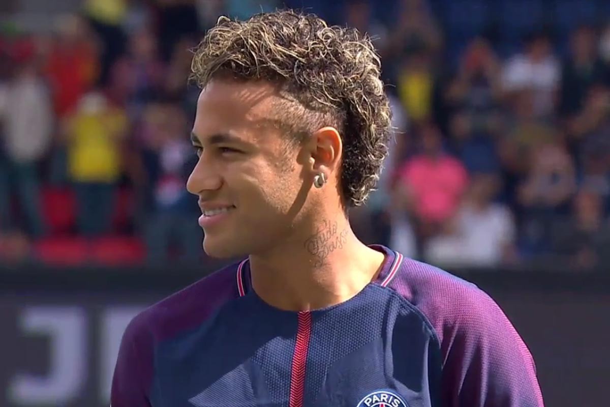 阿尔卡拉斯表演赛搞笑举动笑翻全场，指出乐观态度是最大武器（阿尔卡拉斯表演赛逗趣一幕引爆全场笑声，直言乐观心态是他最大的武器）