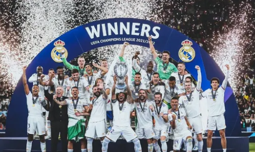 世体：巴萨球员首次踏上新诺坎普的草坪，进行训练并合影留念（世体：巴萨将士首度踏上新诺坎普草皮，开展训练并合影纪念）